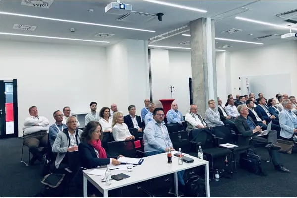 Im Rahmen der BVF-Mitgliederversammlung 2025 wurde diskutiert, wie Verbandsarbeit in unsicheren Zeiten zielorientiert durchgef&uuml;hrt werden kann.