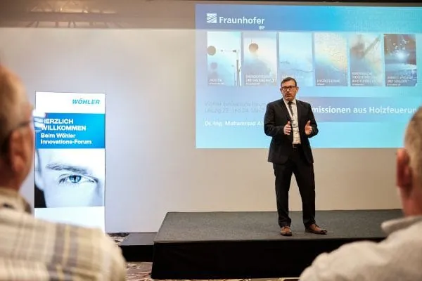 Dr.-Ing. Mohammad Aleysa vom Fraunhofer-Institut für Bauphysik IBP präsentierte aktuelle Forschungsergebnisse zur Emissionsmessung an Holzfeuerungen.