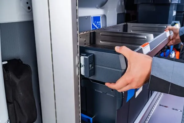 Modularen Regalinhalte lassen sich per One Click Mechanismus werkzeuglos ein- und ausbauen.