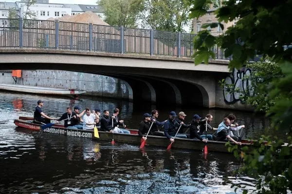 Die Starter Camp-Teilnehmer beim Drachenbootfahren.