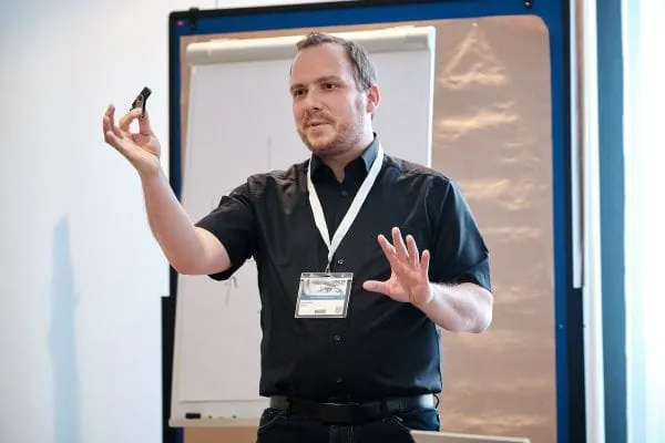 Tobias Scheible, Dozent für Cyber Security und IT-Forensik, führte die Teilnehmenden in die Welt der Cyberkriminalität ein.