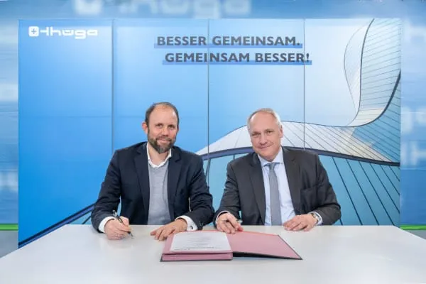 Dr. Tillmann von Schroeter, Gesch&auml;ftsf&uuml;hrer von Vaillant Deutschland, und Dr. Matthias Cord, stellvertretender Vorstandsvorsitzender der Th&uuml;ga Aktiengesellschaft, bei der Vertragsunterzeichnung (v. l.).