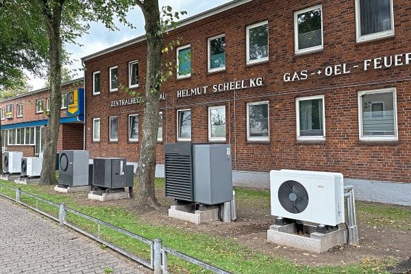 Luft-/Wasser-Wärmepumpen unterschiedlicher Hersteller vor Firmengebäude SHK-Betrieb - Wärmepumpenallee