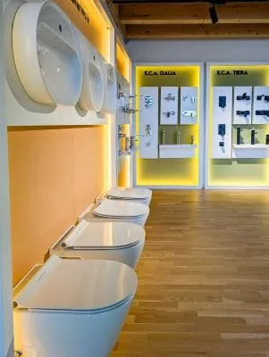 Die ansprechende Darbietung der neusten Badkeramik ist ein Highlight der neuen R&auml;umlichkeiten.