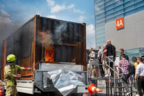 Live-Aufführungen im Indoor- und Outdoorbereich sowie Live-Experimentalvorträge machten die Feuertrutz auch 2025 zu einem Erlebnis.