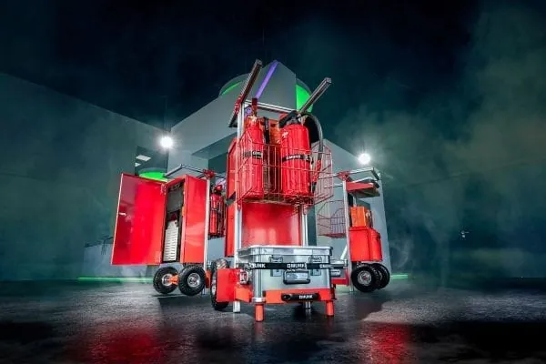 verschiedene mobile Rollwagen "SafeCaddy" in Rot und mit unterschiedlicher Best&uuml;ckung wie Ertse-Hilfe-Set oder Brandschutzl&ouml;scher