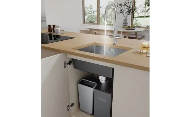 Die kompakte Technikeinheit lässt sich unter jeder Standardspüle installieren.