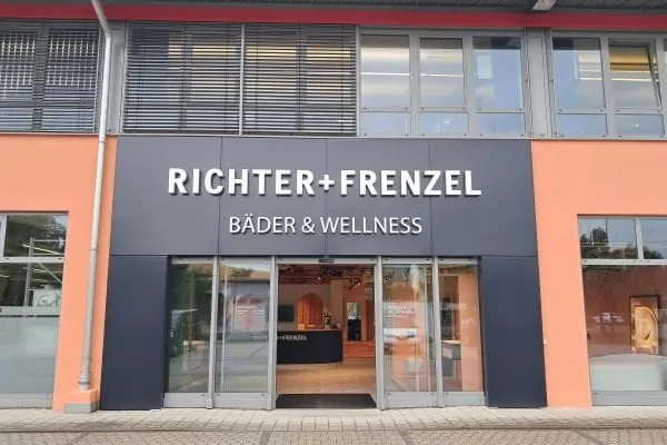 Im Fokus des neuen „Bäder & Wellness-Store“ stehen aktuelle Badezimmertrends und effiziente Lösungen rund um den Duschbereich.