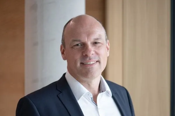 Martin Repschlaeger fungiert neben dem Vorsitzenden der Gesch&auml;ftsf&uuml;hrung (CEO), Dr. Kai Schiefelbein, und dem Gesch&auml;ftsf&uuml;hrer Vertrieb und Marketing (CSO/CMO), Heinz-Werner Schmidt, als Gesch&auml;ftsf&uuml;hrer Finanzen (CFO) der Stiebel Eltron-Gruppe.