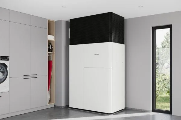 Hinter dem eleganten Design des Lüftungsintegralgerätes LWZ von Stiebel Eltron verbergen sich die haustechnischen Funktionen Heizen, Kühlen, Warmwasserbereitung und Lüften. Das Gerät ist jetzt mit dem German Design Award ausgezeichnet worden.