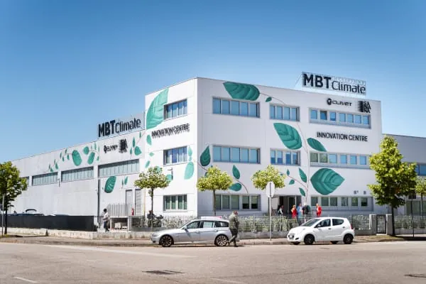 Grüne Blätter zieren die Fassade des Innovationszentrums in Padua.