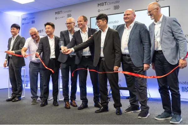 Symbolischer Akt zur Einweihung des Innovationszentrums in Padua: Jacky Wang, Chief Technology Officer (CTO) MBT Climate, Bruno Bellò, Gründer von Clivet, Hengyi Zhao, Executive General Secretary CHPA China Heat Pump Alliance, Alexander Kaiss, Senior Vice President & COO MBT Climate, Stefano Bellò, President & CEO MBT Climate, Kobe Peng, Vice President & CSO MBT Climate, Luca Martini, Director R&D and Quality Clivet SpA, Claudio Zilio, Professor of Applied Thermodynamics University of Padua und President AiCARR (Italienischer Verband für Klimatisierung, Heizung und Kühlung) (v.l.).