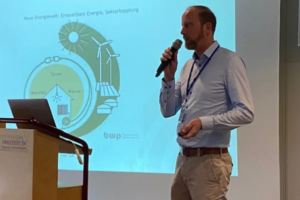 Der zweite Veranstaltungstag wurde durch Dr. Martin Sabel, Geschäftsführer des Bundesverbands Wärmepumpe e.V., eröffnet.