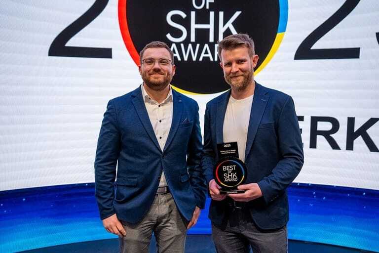 Von der Dietenmeier + Harsch Haustechnik GmbH Geschäftsführer Lukas Kopp (rechts) und von der Hovi GmbH Geschäftsführer und RPA-Entwickler Felix Giezek mit der Auszeichnung „Best of SHK Award 2025“ im Bereich Handwerk.