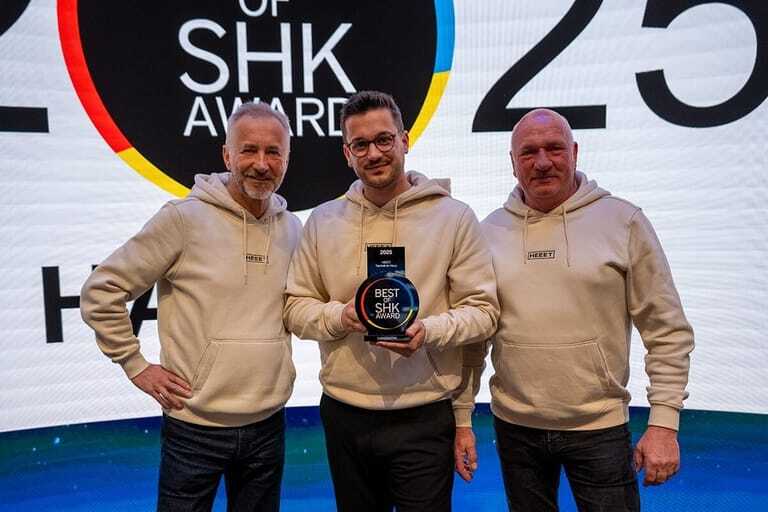 Die Geschäftsführung von HEEET – Technik im Haus Peter Ferda, Lino Ferda und Harry Schneider (v. l.) mit der Auszeichnung „Best of SHK Award 2025“ im Bereich Handwerk.