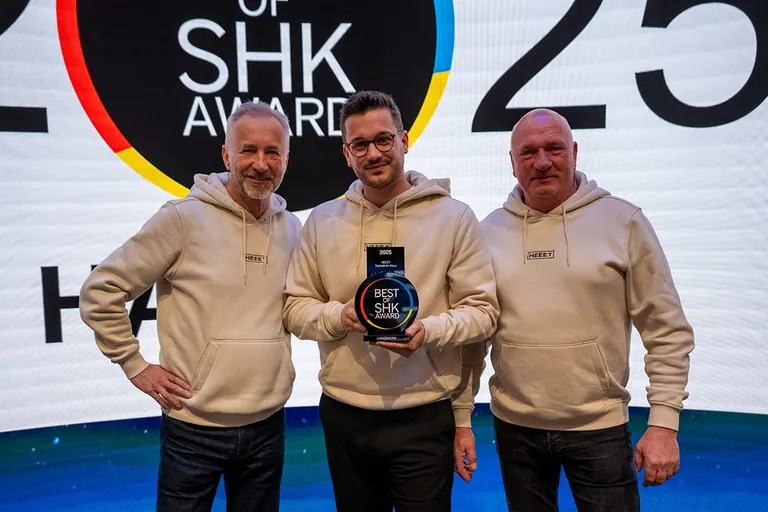 Die Gesch&auml;ftsf&uuml;hrung von HEEET &ndash; Technik im Haus Peter Ferda, Lino Ferda und Harry Schneider (v. l.) mit der Auszeichnung &bdquo;Best of SHK Award 2025&ldquo; im Bereich Handwerk.