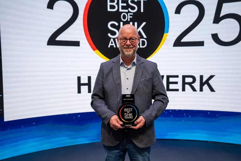 Geschäftsführer Jürgen Hohnen von der Jürgen Hohnen GmbH mit der Auszeichnung „Best of SHK Award 2025“ im Bereich Handwerk.