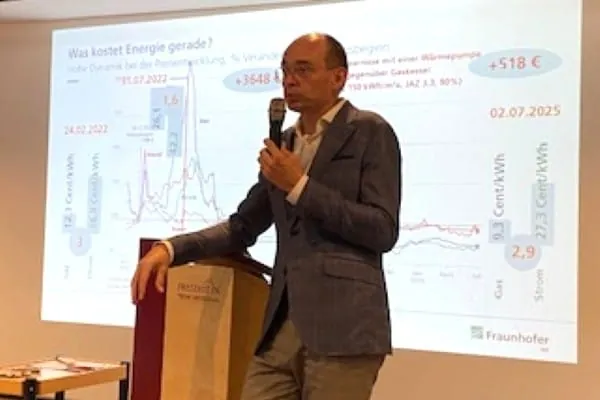 Dr.-Ing. Marek Miara vom Fraunhofer ISE machte anhand von Klimadaten deutlich, wie wichtig der Einbau von Wärmepumpen ist.