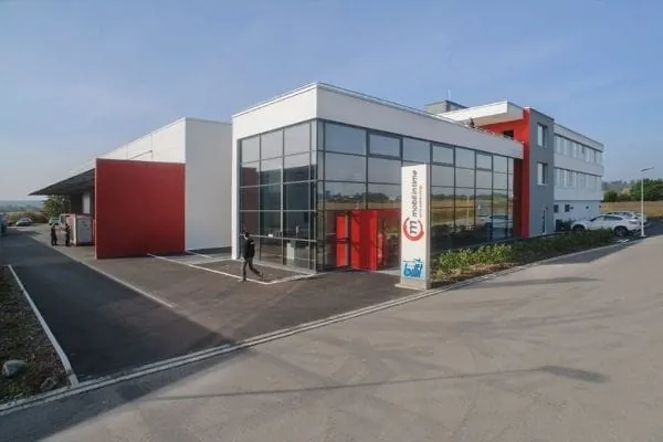 Mobil in Time-Firmengeb&auml;ude in den Unternehmensfarben wei&szlig;-rot am Hauptsitz in Diessenhofen/Schweiz