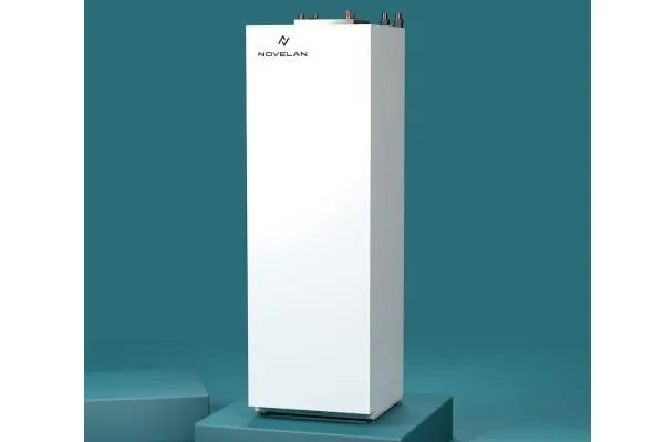 Indoor Sole-W&auml;rmepumpe von Novelan, wei&szlig;es Ger&auml;t &auml;hnlich wie ein hoher K&uuml;hlschrank vor t&uuml;rkisem Hintergrund