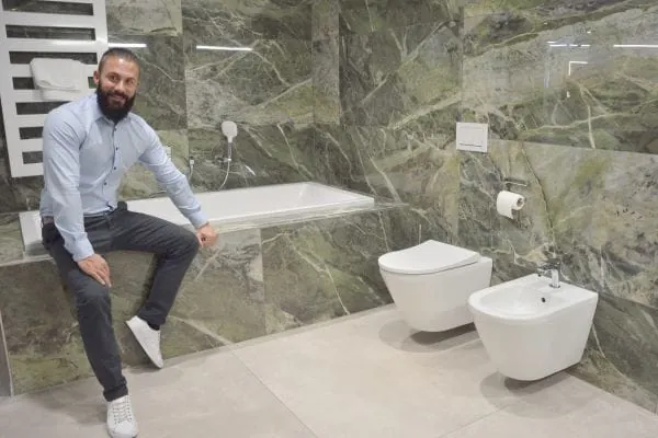 Bad der Zukunft: Patrick Schmid beobachtet als Experte kontinuierlich die Innovationen und Trends in der Badgestaltung - rund um Formsprache, Farbgebung und Materialkombinationen.