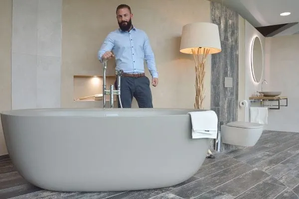 Freistehende Badewannen sind immer noch im Trend. Als Eyecatcher verleihen sie dem Badezimmer einen Hauch von Glanz und Glamour.