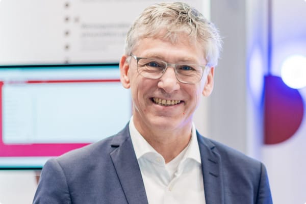Dr. Peter Arens, Hygieneexperte bei der Schell GmbH & Co. KG Olpe, und ö. b. u. v. Sachverständiger für das Teilgebiet Trinkwasserhygiene. Er ist Mitglied im Arbeitskreis des DVGW W 551-1 (A) (Entwurf).