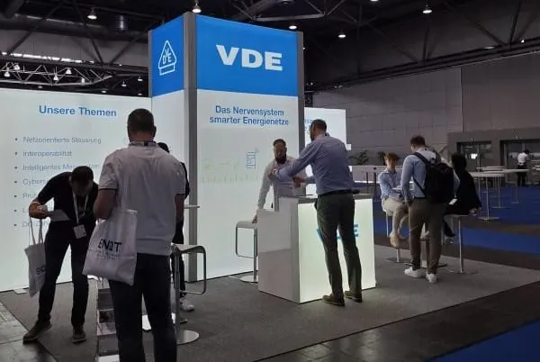Besucher auf dem Messestand des VDE auf dem Kongress ZMP in Leipzig