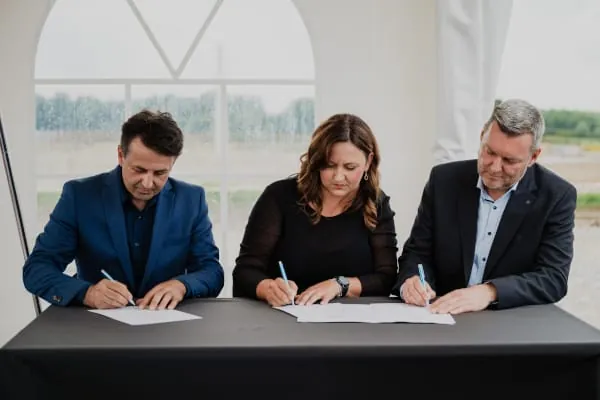 Unterzeichnung der Grundsteinurkunde durch Alen Avdaković, Marija Ku&scaron;mi&scaron; und Dr. Michael Freitag (v. l.).