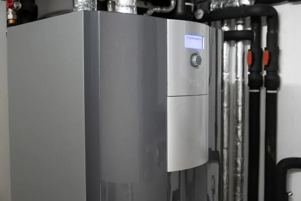 Sole/Wasser-W&auml;rmezentrale der WZSV 63 von alpha innotec im Heizungskeller. Zu sehen ist der obere Teil der W&auml;rmepumpe, im Hintergrund Heizung- und Solerohre.