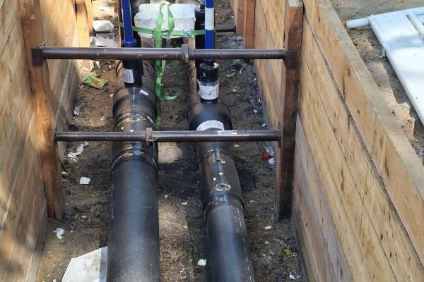 im Juli 2025 verlegte Fernwärmeleitungen in Rostock-Warnemünde