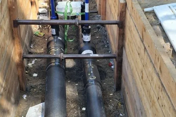 im Juli 2025 verlegte Fernwärmeleitungen in Rostock-Warnemünde