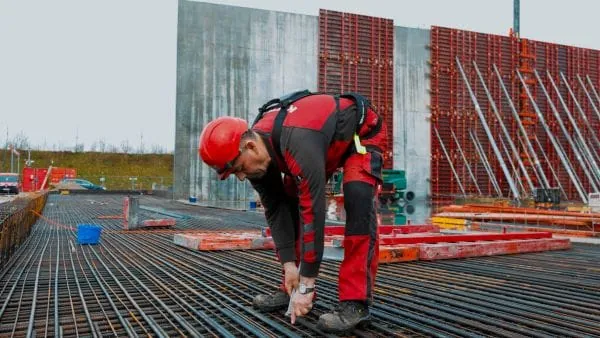 Das BionicBack Exoskelett verbessert die Ergonomie und Gesundheit ihrer Mitarbeiter.