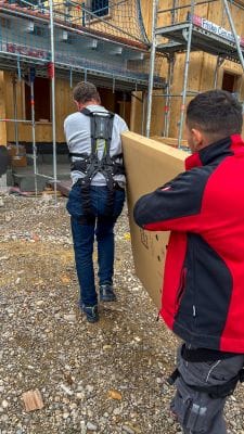 Ob beim Einsetzen schwerer Fenster oder bei der Montage von Solarpanelen ...