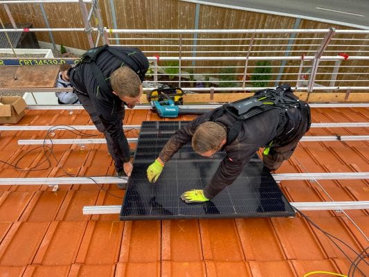 .... Fensterbauer und PV Monteure arbeiten oft mit schweren Bauteilen in belastender Körperhaltung.