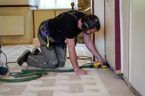 Boden- und Fliesenleger profitieren besonders von der Unterstützung bei dauerhafter Vorbeugehaltung – das Exoskelett schützt die Wirbelsäule.