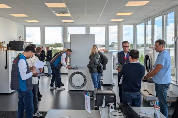 Bei „Wärmepumpe Live“ erhalten Besucherinnen und Besucher durch Fachvorträge, Live-Demonstrationen und persönliche Gespräche konkrete Einblicke in Technik, Aufstellmöglichkeiten, Lautstärke, Effizienz und Fördermöglichkeiten.