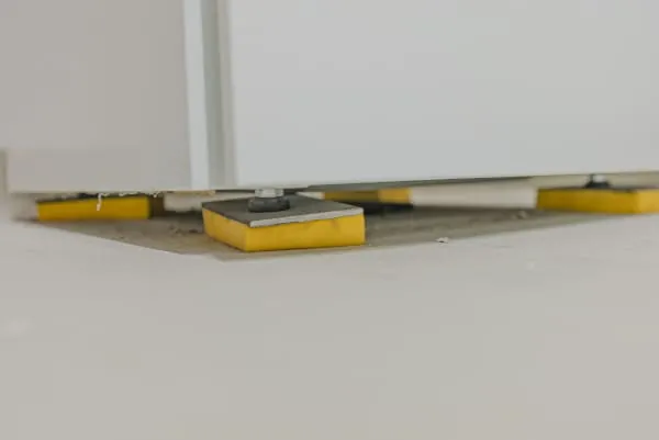 Das Innenger&auml;t wurde auf eine Gummimatte gestellt, um auch hier Schall zu entkoppeln.