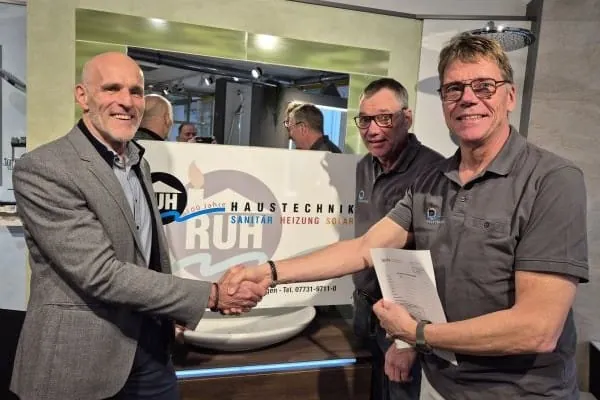 Helmut Schellinger (DEPV) gratuliert Bernd Ruh und seinem Team.