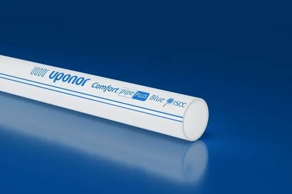 wei&szlig;es biobasiertes Kunststoffrohr f&uuml;r Installation, Hintergrund himmelblau