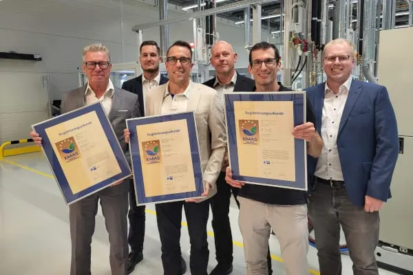 Drei EMAS-Urkunden f&uuml;r die drei Jumo-Werke in Fulda: IHK Pr&auml;sident Dr. Christian Gebhardt, Jumo-Gesch&auml;ftsf&uuml;hrer Dr. Steffen Ho&szlig;feld; IHK Hauptgesch&auml;ftsf&uuml;hrer Michael Konow (vordere Reihe) sowie Florian Belz, Umweltmanagementbeauftragter Jumo, Matthias Raab, Leitung Managementsysteme Jumo und Maximilian Schlichtherle, Nachhaltigkeitsmanager Jumo (hintere Reihe)(v.l.).