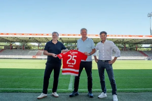 Neuer &Auml;rmelsponsor des 1. FC Union Berlin. Zur offiziellen Vertragsunterzeichnung und Trikot-Vorstellung trafen sich Heiko Folgmann, Head of Business Unit Central Europe f&uuml;r Vertrieb und Marketing der Kermi GmbH (links), und Thilo Wiedeking, Leiter Marketing der Kermi GmbH (rechts), mit Bernd von Geldern, Gesch&auml;ftsf&uuml;hrer Vermarktung 1. FC Union Berlin (Mitte), in Berlin.