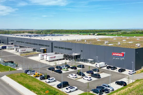 Im fränkischen Gerolzhofen ist ein hochmodernes und besonders nachhaltig-arbeitendes Logistikzentrum entstanden. Von hier aus beliefert die Oventrop Gruppe ihre weltweiten Kunden mit nachhaltigen Lösungen für effizientes Wärmen, Kühlen und sauberes Trinkwasser.