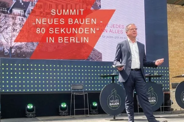 &bdquo;Mehr Tempo f&uuml;r die W&auml;rmewende!&ldquo; Dror Peled, Deputy Division Manager bei Mitsubishi Electric, Living Environment Systems er&ouml;ffnete seine Keynote mit einem klaren Statement.