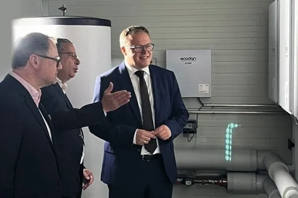 Impulse auch f&uuml;r politische Entscheider wie Mario Voigt, Ministerpr&auml;sident von Th&uuml;ringen (rechts): Dror Peled, Deputy Division Manager bei Mitsubishi Electric, Living Environment Systems (Mitte) zeigt, wie effiziente Heiztechnik mit W&auml;rmepumpen heute schon die Zukunft gestaltet.