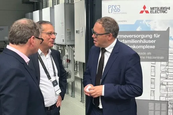Dror Peled, Deputy Division Manager bei Mitsubishi Electric, Living Environment Systems (Mitte) tauschte sich mit politischen Entscheidern, u.a. mit Mario Voigt, Ministerpr&auml;sident von Th&uuml;ringen (rechts), &uuml;ber die Zukunft der Geb&auml;udetechnik aus.
