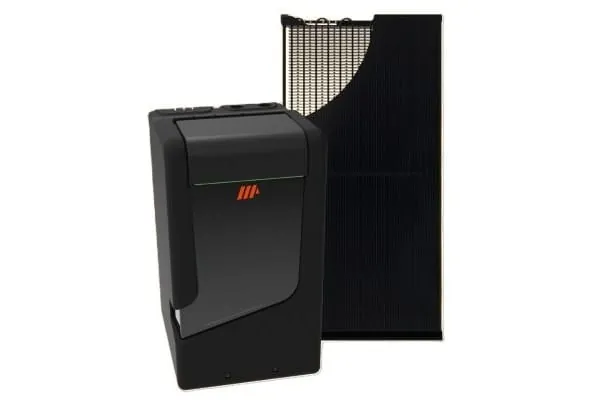 Produktbild: Schwarze PVT-Wärmepumpe und schwarzes PVT-Modul nebeneinander