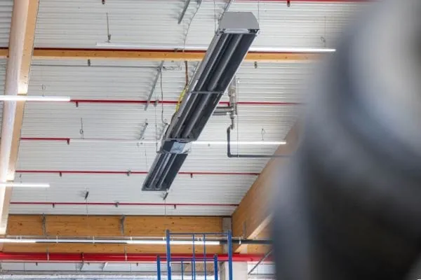 Gas-Infrarotstrahler an Hallendecke