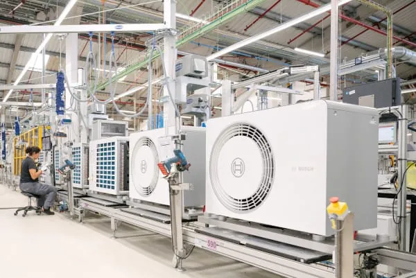 Fertigung von Luft-/Wasser-W&auml;rmepumpen.