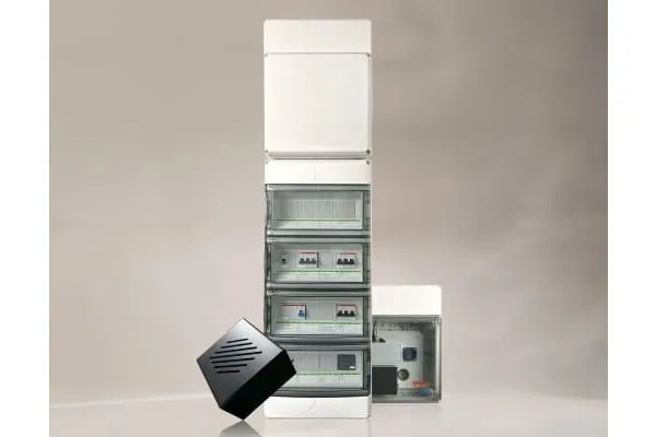 Die beegy Box, bestehend aus ComKit inklusive Energiemanager (Gateway) und AC-Box, erm&ouml;glicht eine intelligente Vernetzen und Steuern aller Energiekomponenten im privaten Haushalt.